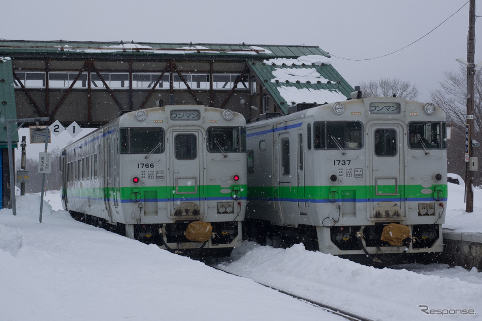車齢が平均35年に達しているJR北海道のキハ40形（写真）は、各部の老朽化が激しいため廃車が進められ、残る気動車で普通列車の運行を進めるとしている。このため、利用者の少ない普通列車を中心に廃止や運行区間の短縮が行われる。
