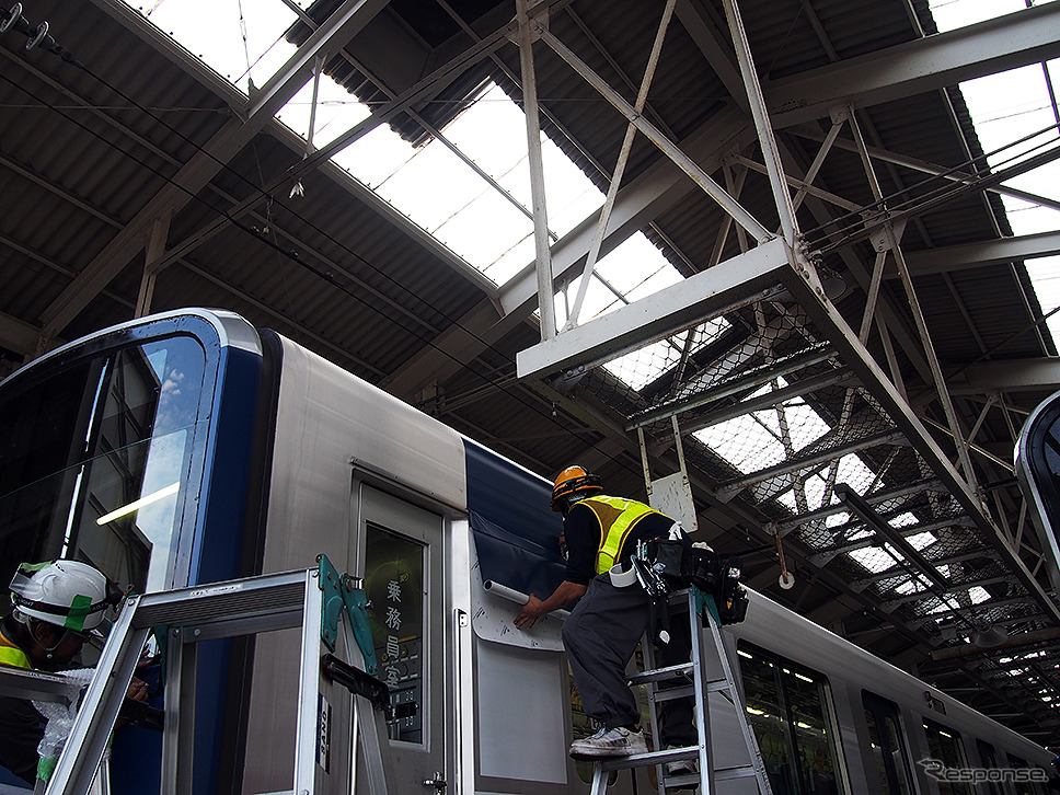 「フライング東上号」カラー編成、塗装変更中［写真蔵］