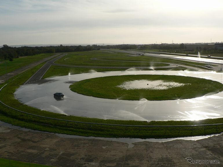 メルセデスベンツ ワールド…試乗もできる