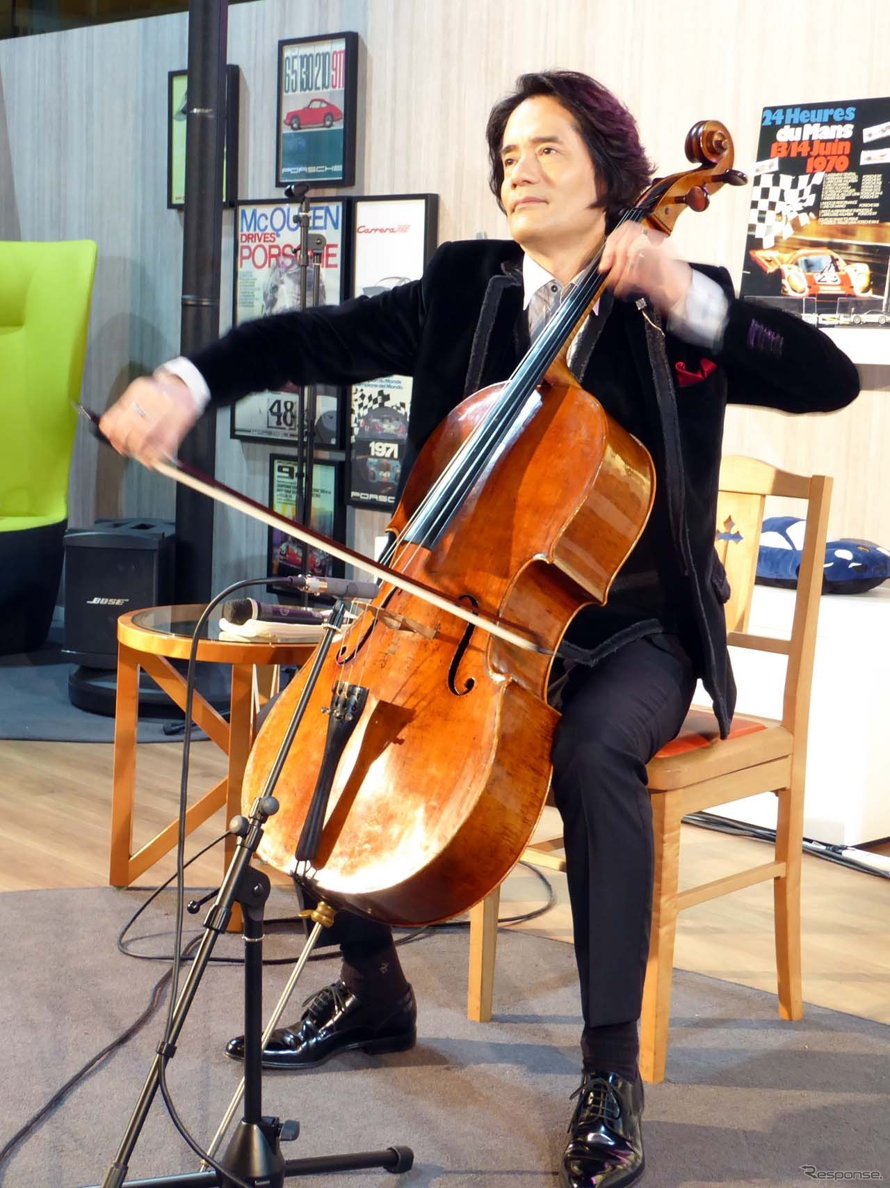 オープニングレセプションではチェロ奏者の溝口 肇さんによるミニコンサートを開催