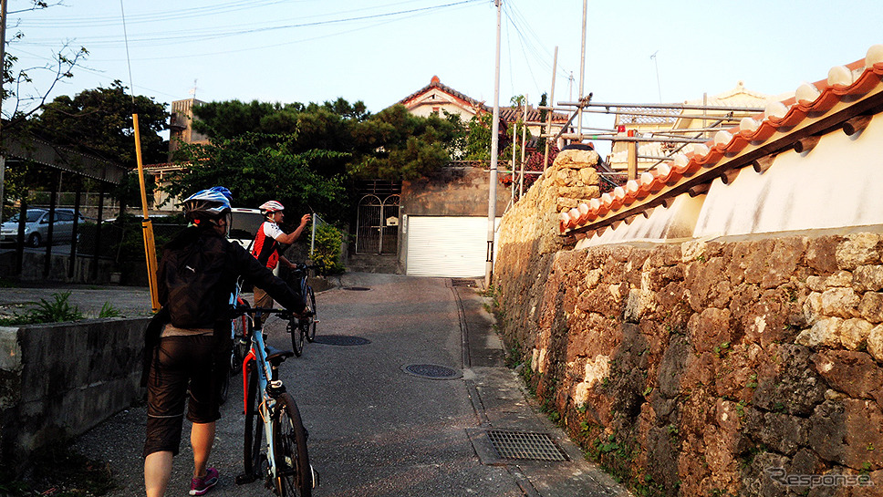 壺屋エリアの路地を走る。どこからか夕飯の匂いがただよってきた