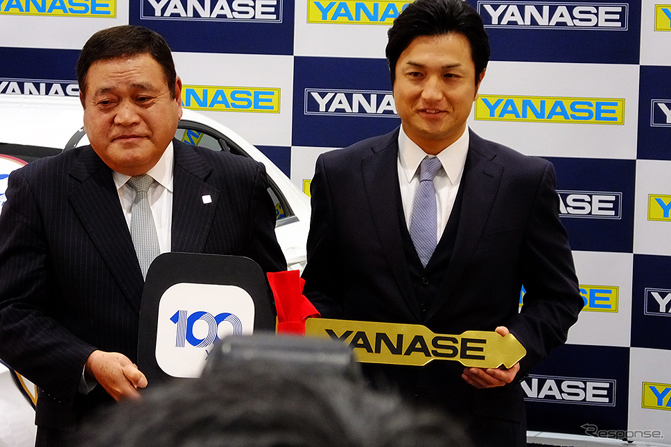 2015年ヤナセ・ジャイアンツMVP賞贈呈式に登壇したヤナセ井出健義社長と高橋由伸新監督（東京、12月3日）