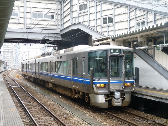 富山駅在来線ホームは高架化工事が進行中。あいの風とやま鉄道線（上り）とJR高山本線のホームは既に高架化されているが、あいの風とやま鉄道線（下り）の高架化はこれから。高架化が完了するのは2017年度末の予定だ。