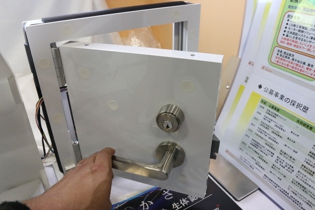会場では「HAND PASSPORT」の認証とドアのカギを連動させて、解錠をするというデモ展示を行っていた（撮影：防犯システム取材班）