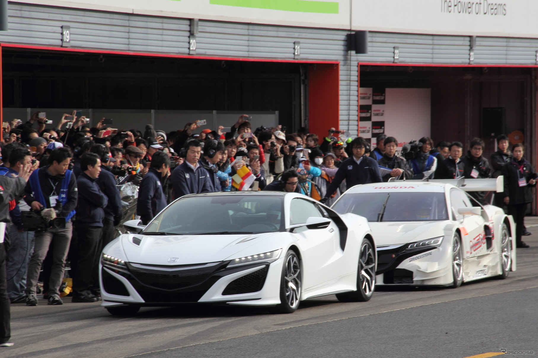 ファンの前で初走行を披露した新『NSX』市販モデル