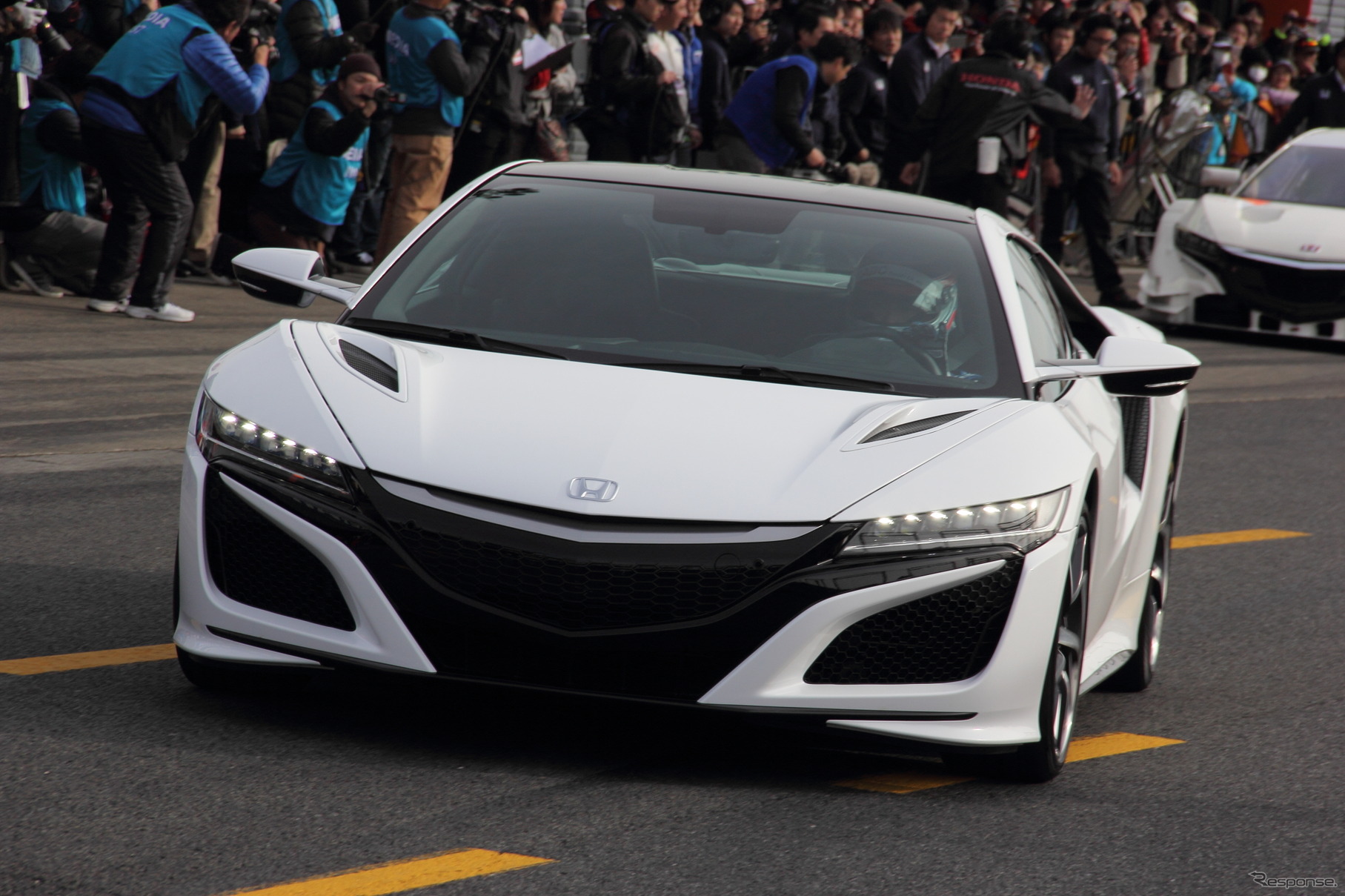 ファンの前で初走行を披露した新『NSX』市販モデル