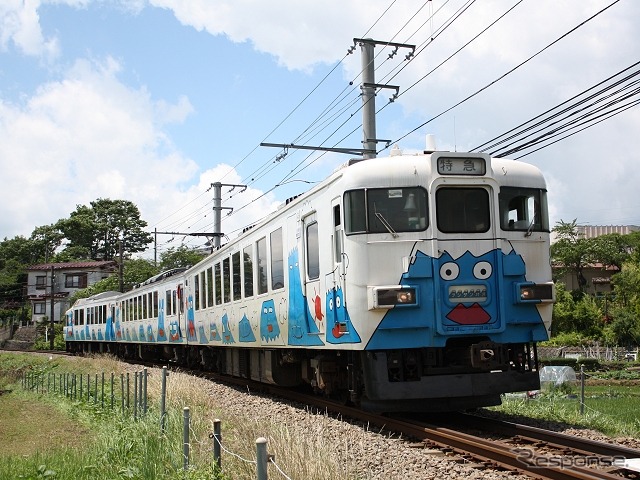 展望室は編成の片側のみ取り付けられたため、もう一方の先頭車は165系オリジナル車の面影を残している。