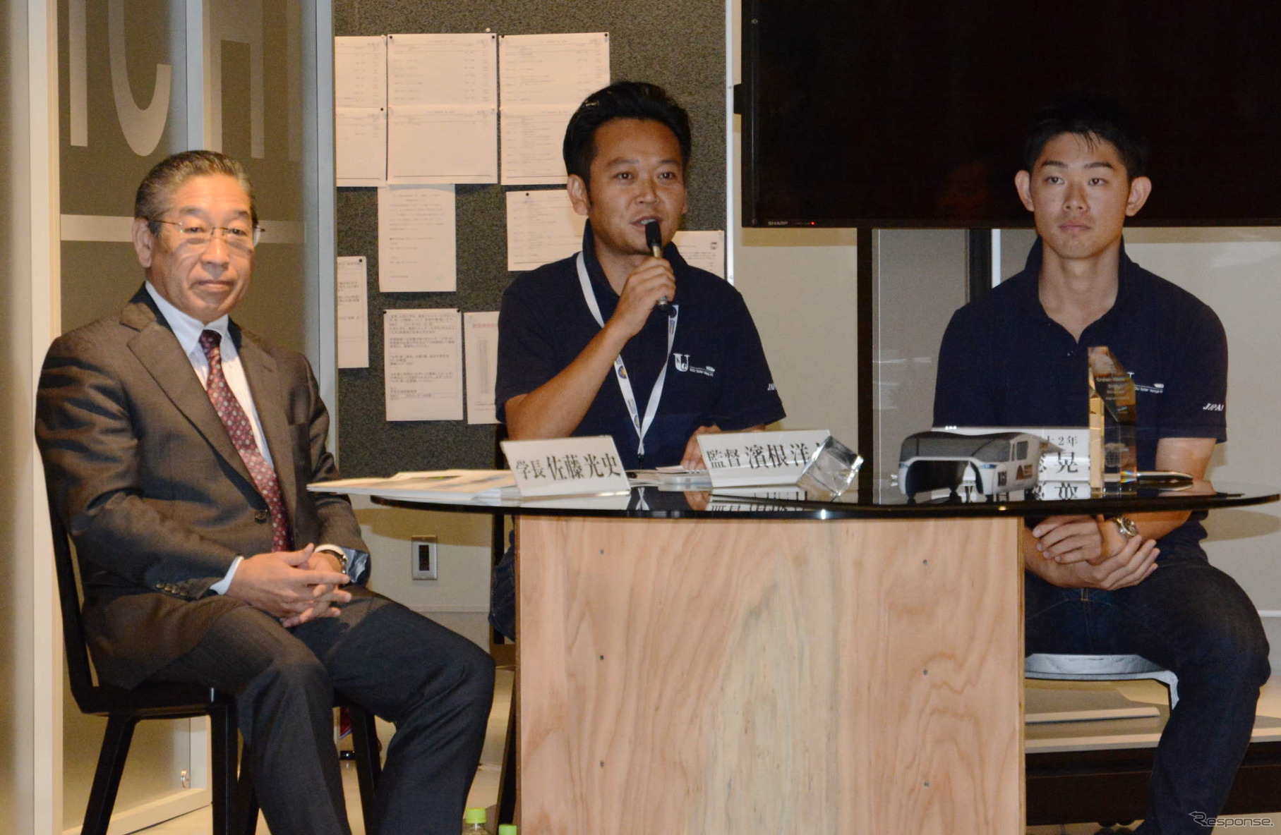 メディアの質問に答える濱根准教授と大原さん。左は工学院大学の佐藤光史学長