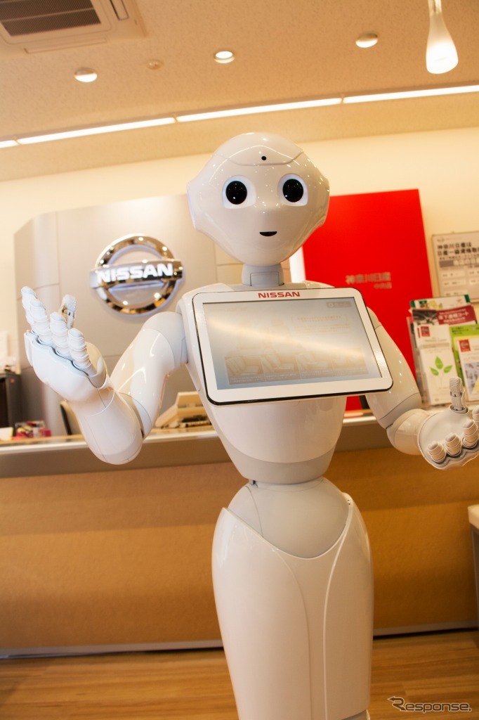 日産が導入した人型ロボット Pepper