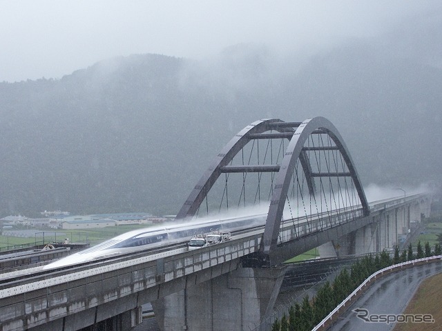 体験乗車会は1998年から2007年まで行われ、その後は中止されていたが、2014年から有料方式で再開された。写真は旧試験車のMLX01で試乗会が行われていた頃の山梨リニア実験線（2004年7月）。