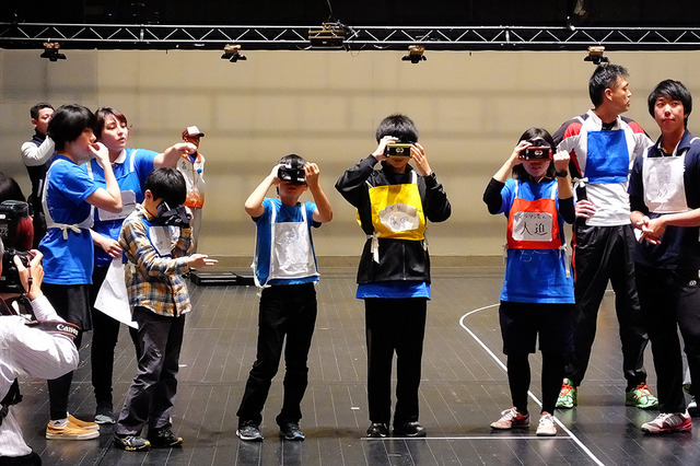 VRのヘッドマウントディスプレイを装着して走るパラレル・アイズ・リレー（スポーツ・ハッカソン／未来の山口の運動会、山口情報芸術センター（YCAM）、12月11～13日）