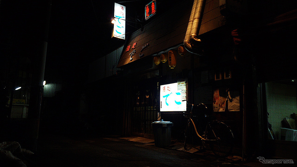 泉佐野駅の海側、若宮町、栄町の夜。昔ながらの大衆酒場や割烹料理屋、新参のカフェなどいろいろな明かりが灯る