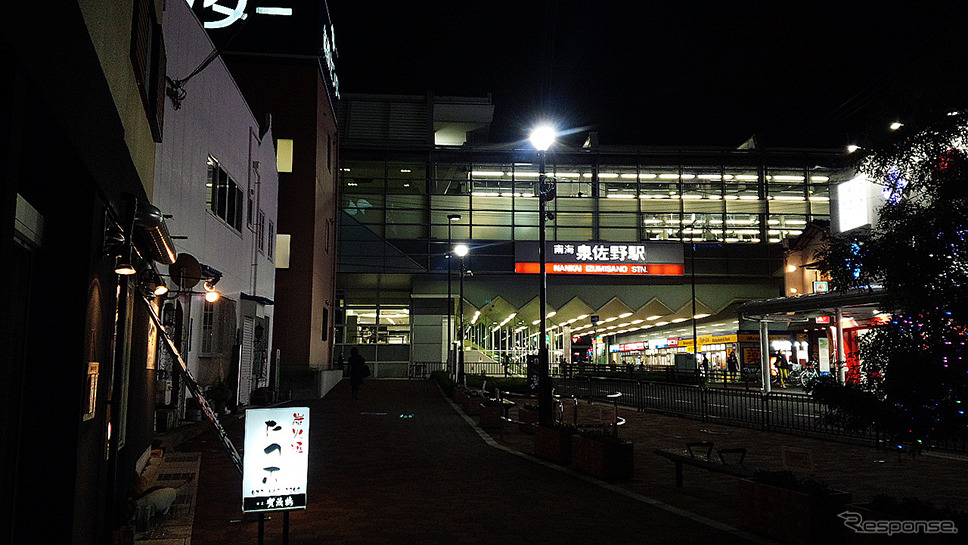 泉佐野駅の海側、若宮町、栄町の夜。昔ながらの大衆酒場や割烹料理屋、新参のカフェなどいろいろな明かりが灯る