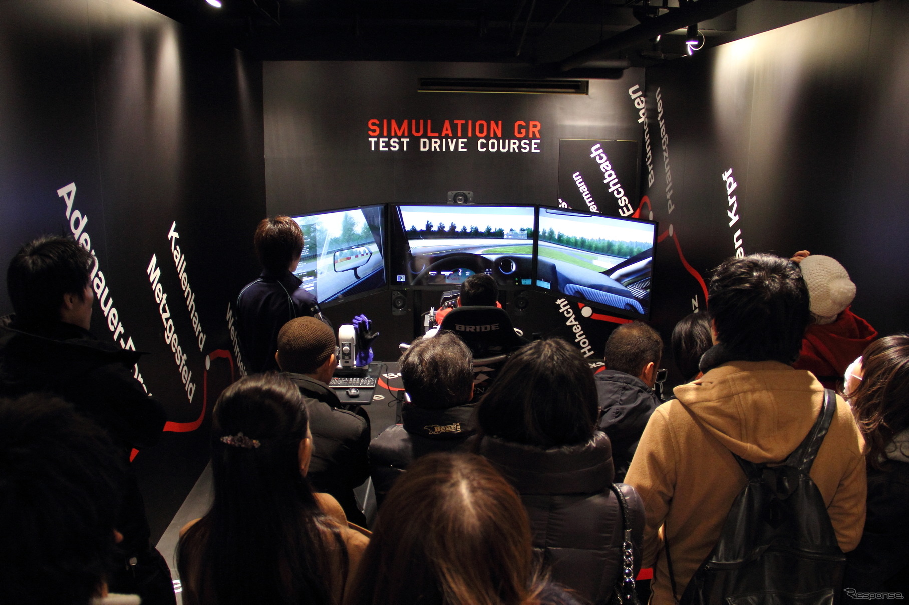 「TOYOTA GAZOO Racing　PADDOCK in GINZA」に設置されている本格シミュレーター