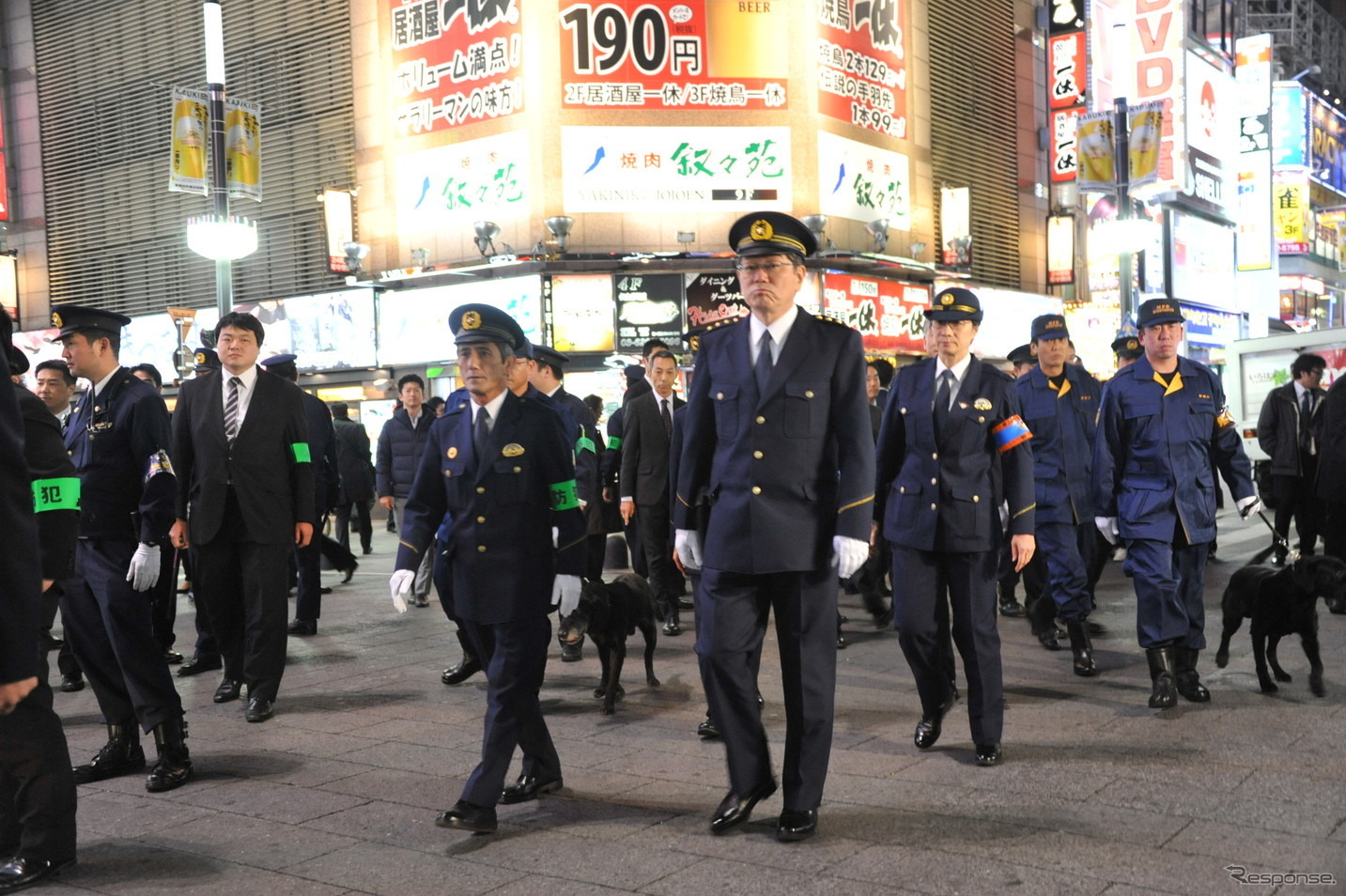 特別警戒で巡視する高橋清孝警視総監ら（新宿・歌舞伎町）