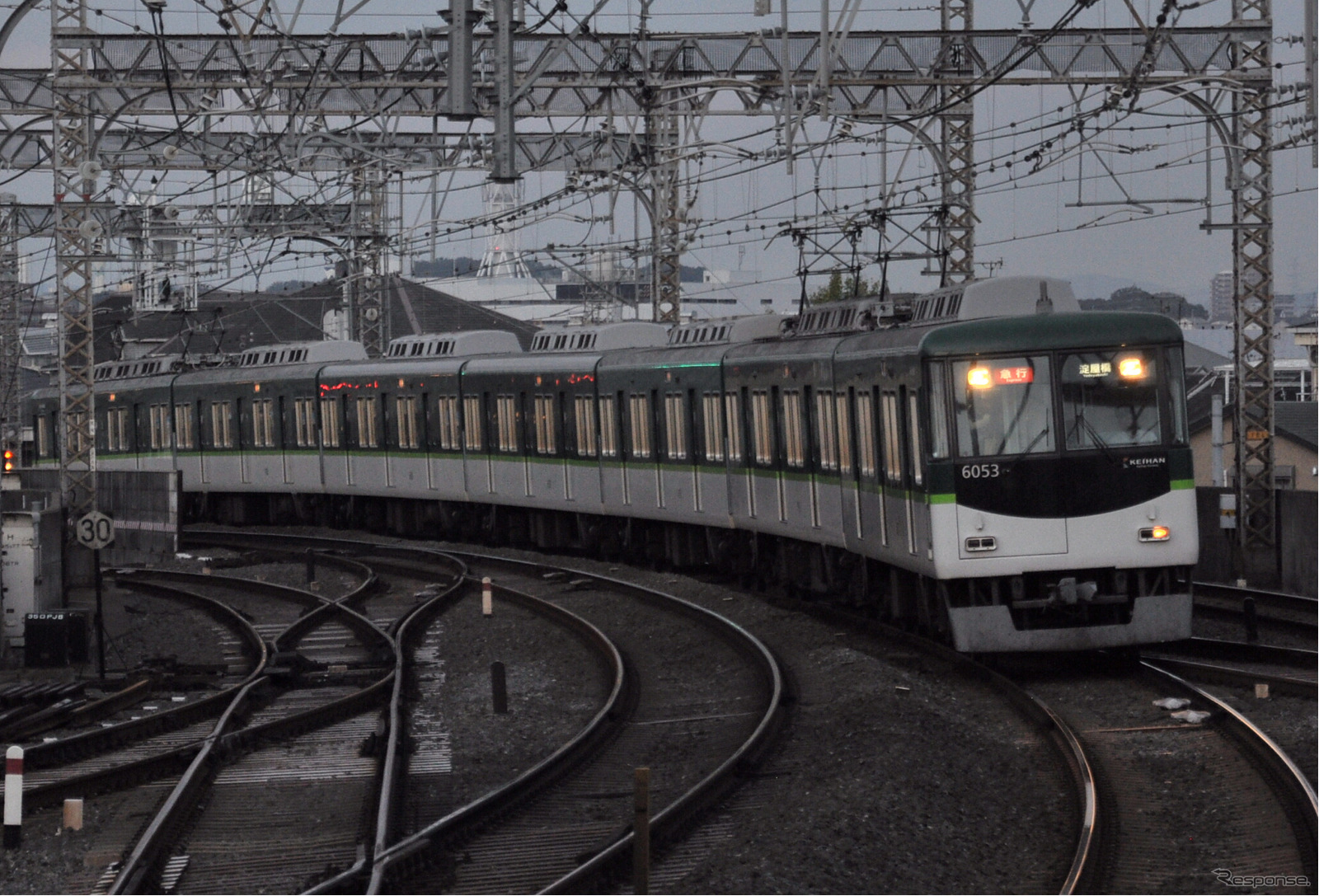 京阪電鉄は本線で急行・普通の終夜運転を行う