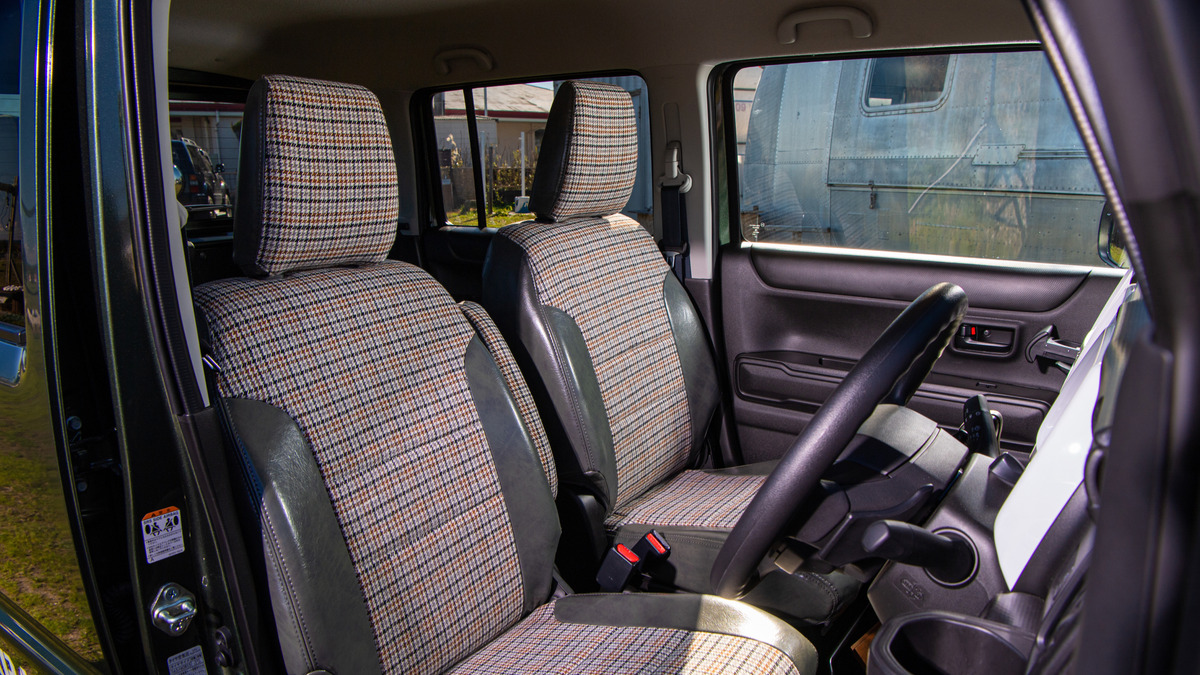 今度はハスラーが大変身 変えてるパーツは3つだけ ダムドの ハスラー クラシコ と ハスラー カラビナ ニューレトロな2台はどこへ行っても個性オーラ放ちっぱなし 枚目の写真 画像 レスポンス Response Jp 今度はハスラーが大変身 変えてるパーツは3つだけ ダムドの ハスラー クラシコ と ハスラー カラビナ ニューレトロな2台はどこへ行っても個性オーラ放ちっぱなし 枚目の写真 画像 レスポンス Response Jp