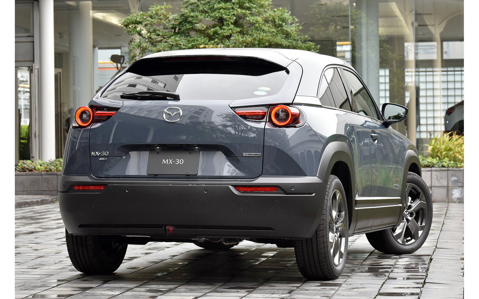 マツダ Mx 30 これまで使ってきたものを使わずにマツダらしさを表現する 禅問答 松田陽一チーフデザイナー インタビュー 15枚目の写真 画像 レスポンス Response Jp マツダ Mx 30 これまで使ってきたものを使わずにマツダらしさを表現する 禅問答 松田陽一チーフデザイナー インタビュー 15枚目の写真 画像 レスポンス Response Jp