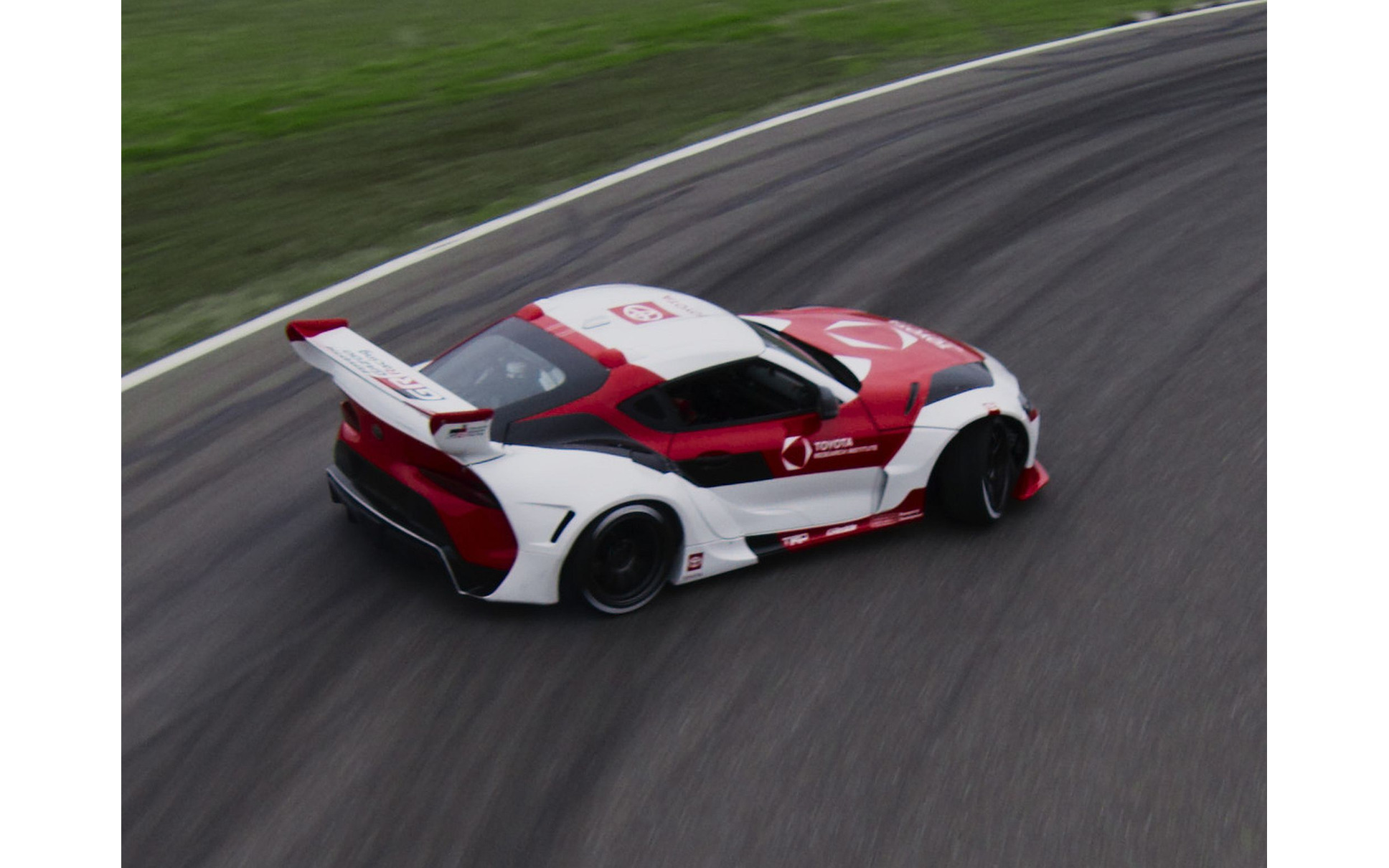 自動運転でドリフトする スープラ その技術は安全性向上に トヨタ 動画 1枚目の写真 画像 レスポンス Response Jp