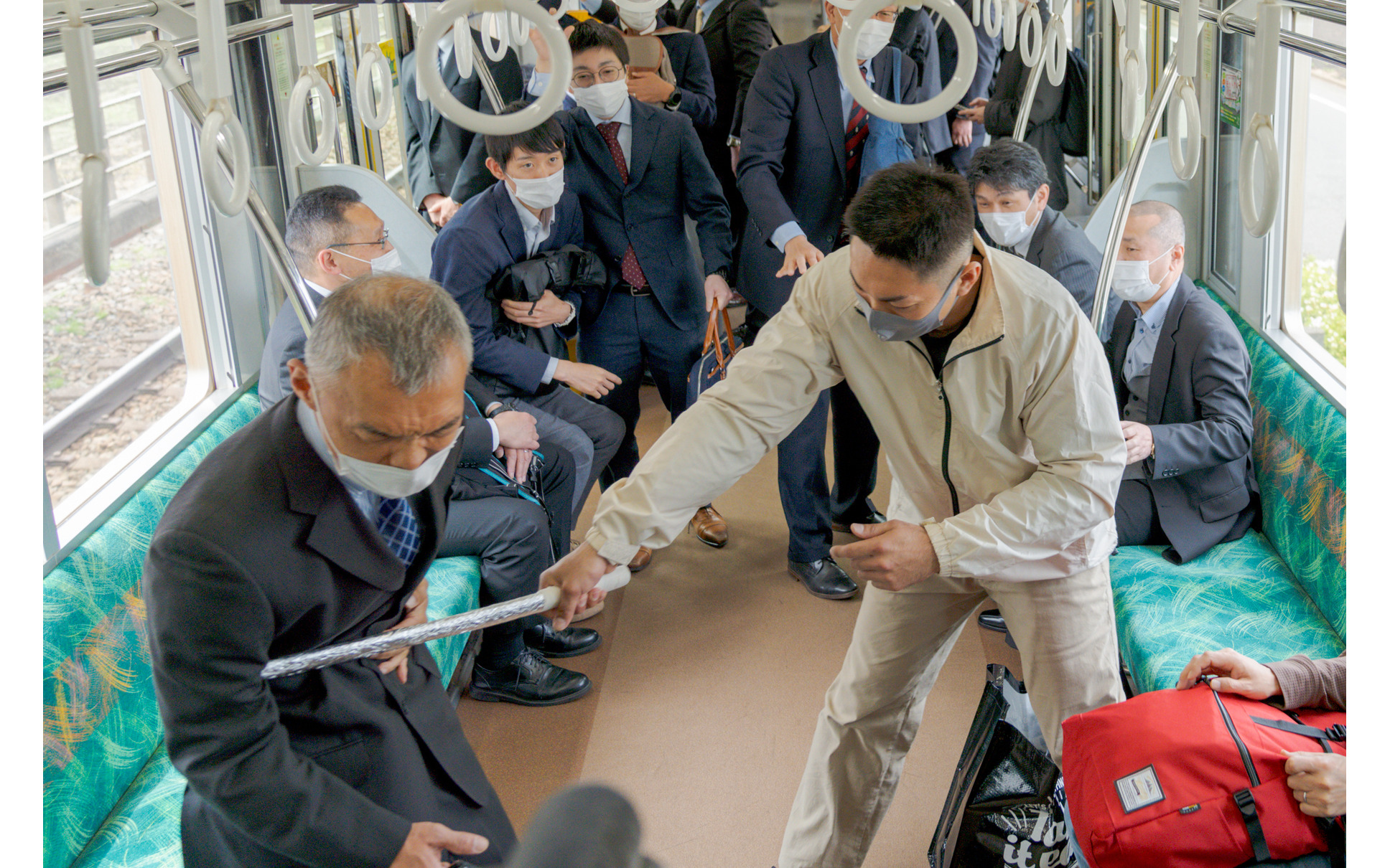 電車内で凶器を持った暴漢が大暴れ 京王が対処訓練を実施 1枚目の写真 画像 レスポンス Response Jp 電車内で凶器を持った暴漢が大暴れ 京王が対処訓練を実施 1枚目の写真 画像 レスポンス Response Jp