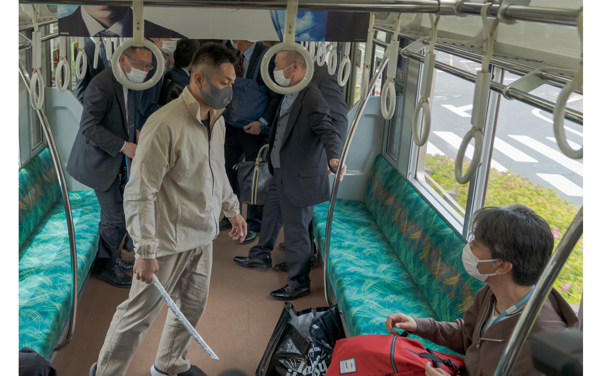 電車内で凶器を持った暴漢が大暴れ 京王が対処訓練を実施 5枚目の写真 画像 レスポンス Response Jp 電車内で凶器を持った暴漢が大暴れ 京王が対処訓練を実施 5枚目の写真 画像 レスポンス Response Jp