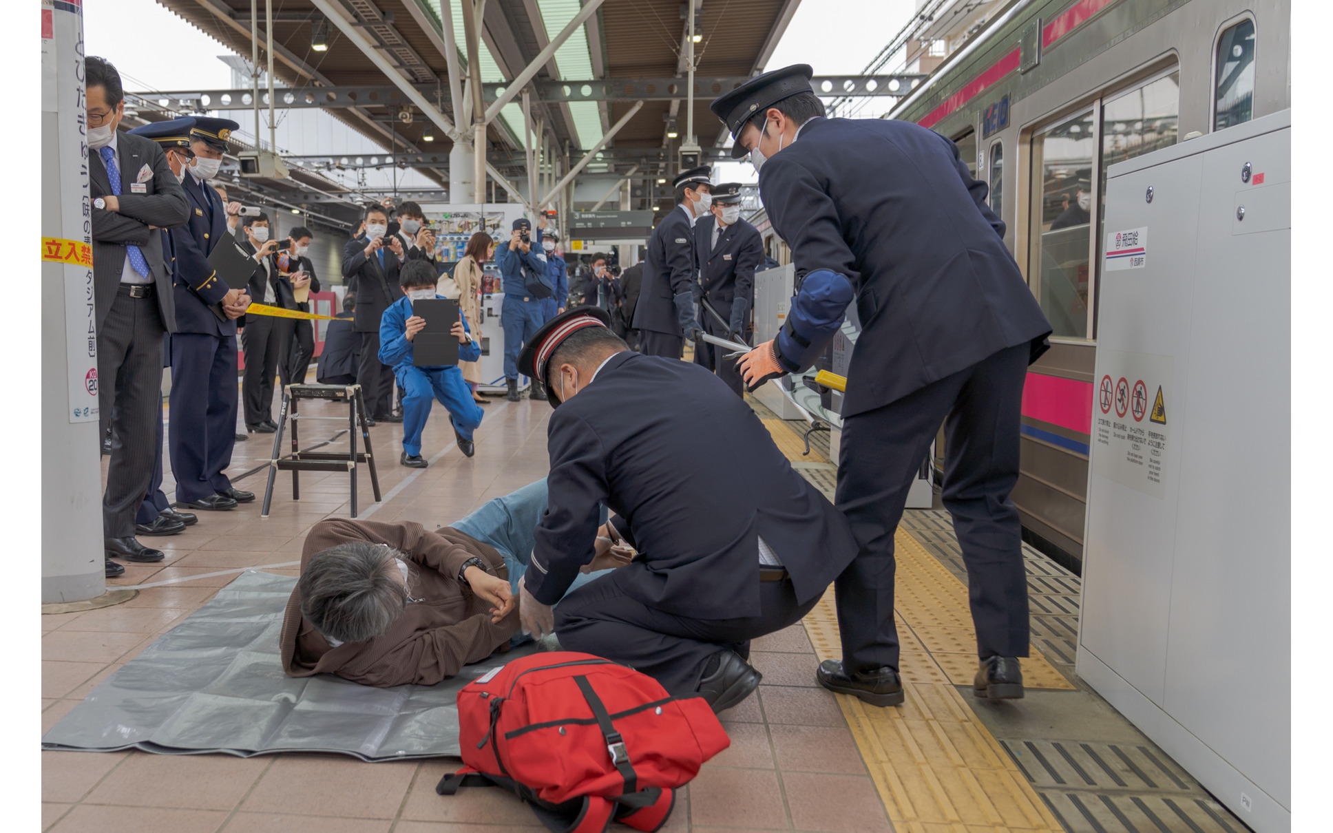 電車内で凶器を持った暴漢が大暴れ 京王が対処訓練を実施 9枚目の写真 画像 レスポンス Response Jp 電車内で凶器を持った暴漢が大暴れ 京王が対処訓練を実施 9枚目の写真 画像 レスポンス Response Jp