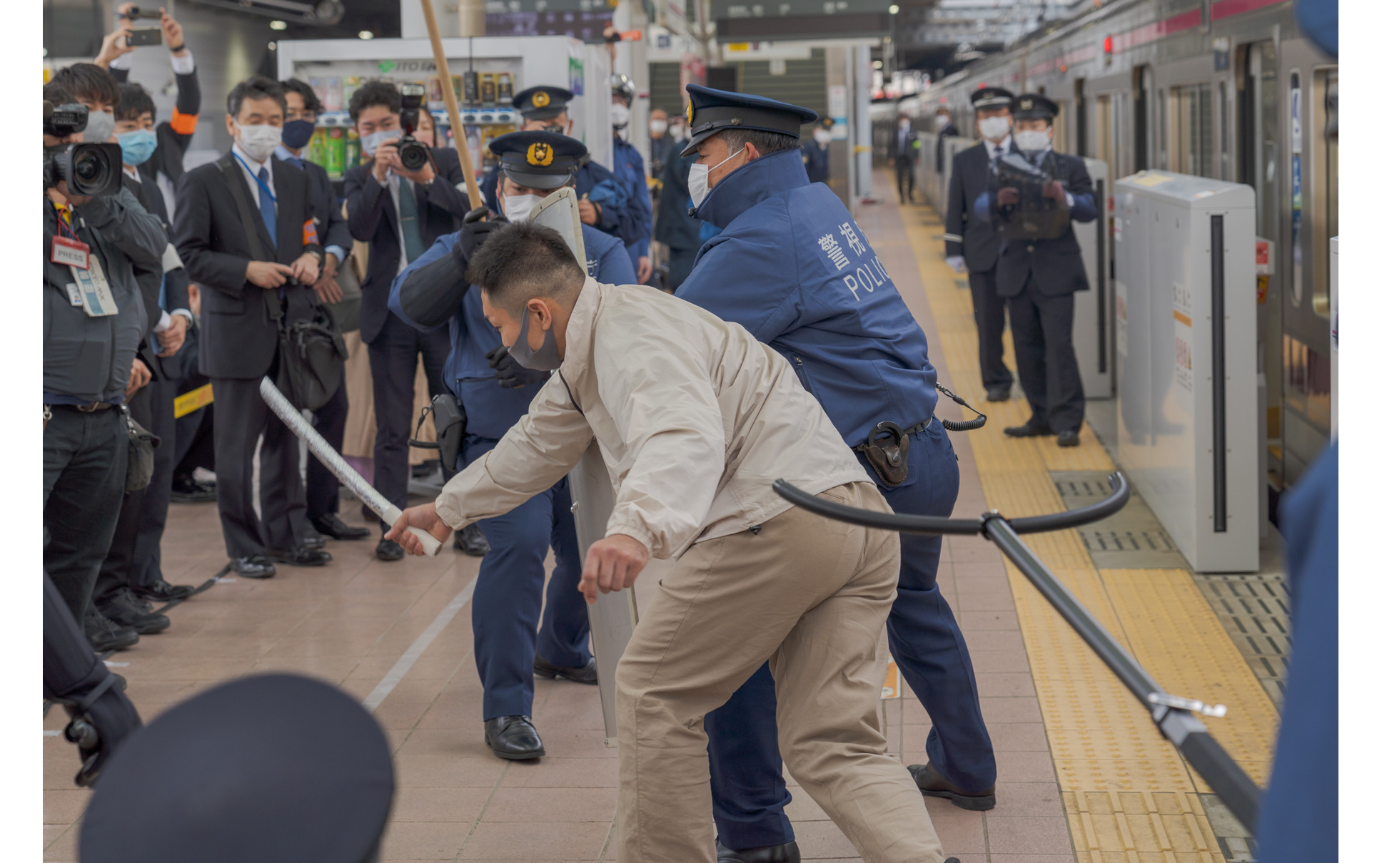 電車内で凶器を持った暴漢が大暴れ 京王が対処訓練を実施 16枚目の写真 画像 レスポンス Response Jp 電車内で凶器を持った暴漢が大暴れ 京王が対処訓練を実施 16枚目の写真 画像 レスポンス Response Jp