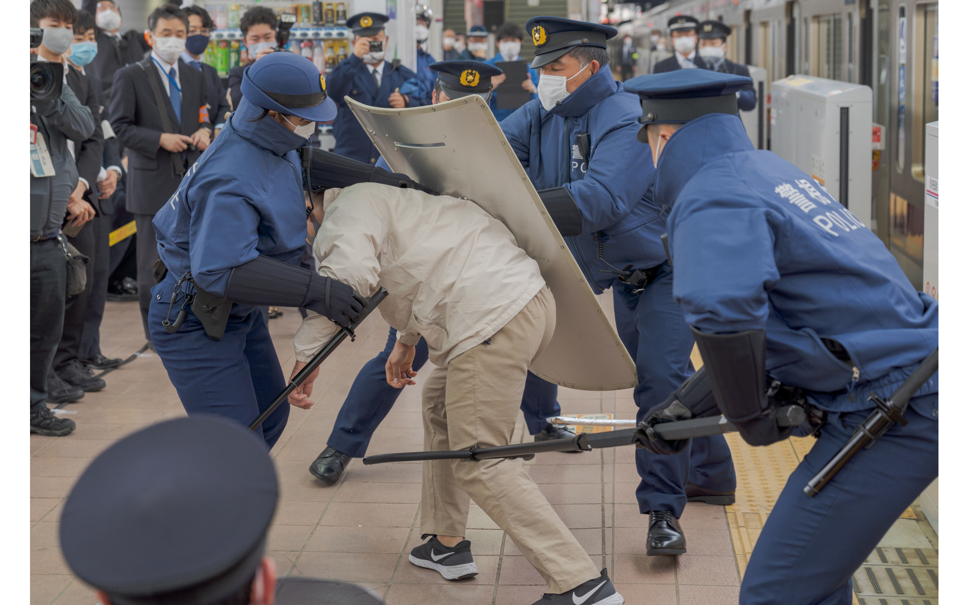 電車内で凶器を持った暴漢が大暴れ 京王が対処訓練を実施 17枚目の写真 画像 レスポンス Response Jp 電車内で凶器を持った暴漢が大暴れ 京王が対処訓練を実施 17枚目の写真 画像 レスポンス Response Jp