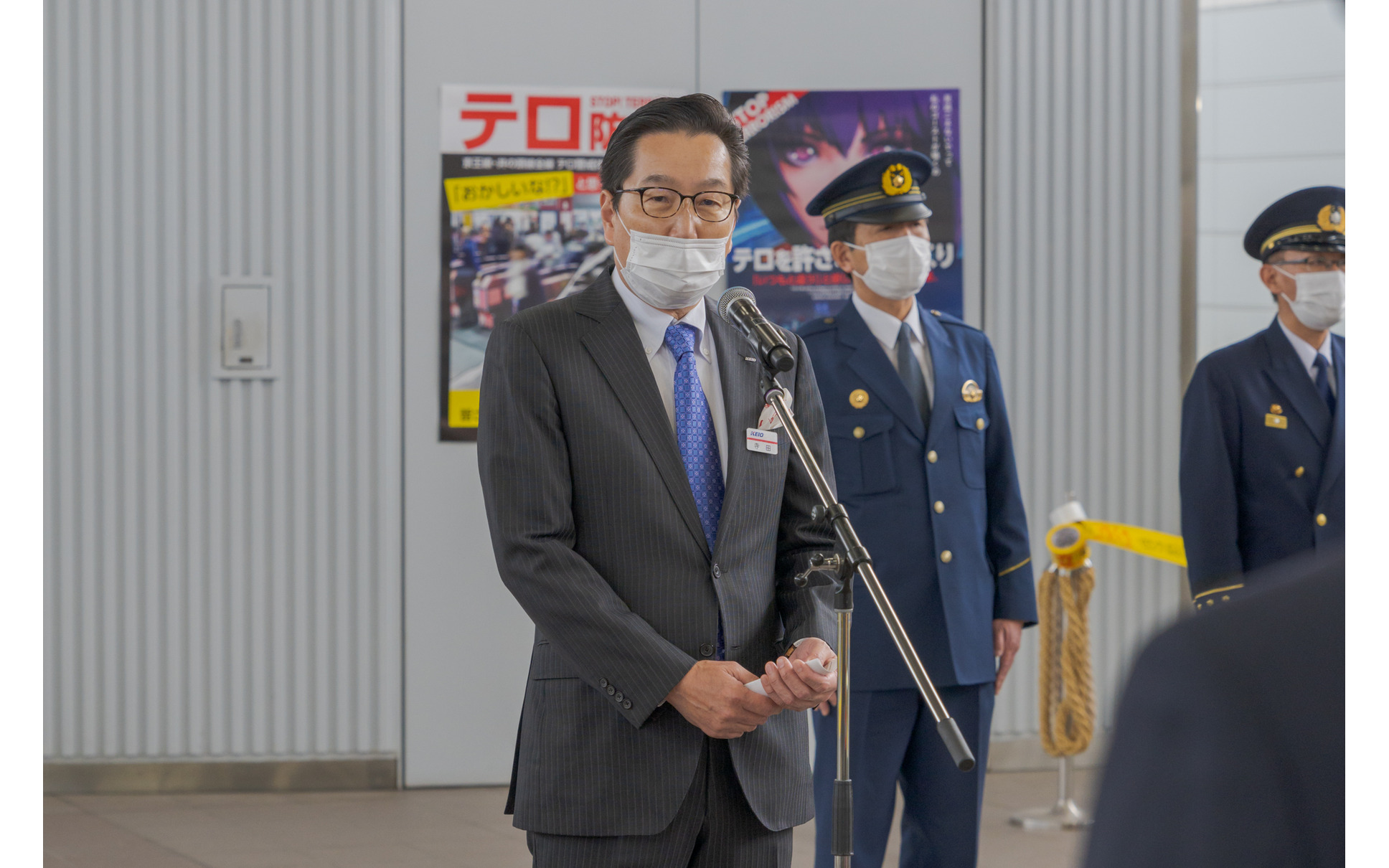 電車内で凶器を持った暴漢が大暴れ 京王が対処訓練を実施 32枚目の写真 画像 レスポンス Response Jp 電車内で凶器を持った暴漢が大暴れ 京王が対処訓練を実施 32枚目の写真 画像 レスポンス Response Jp