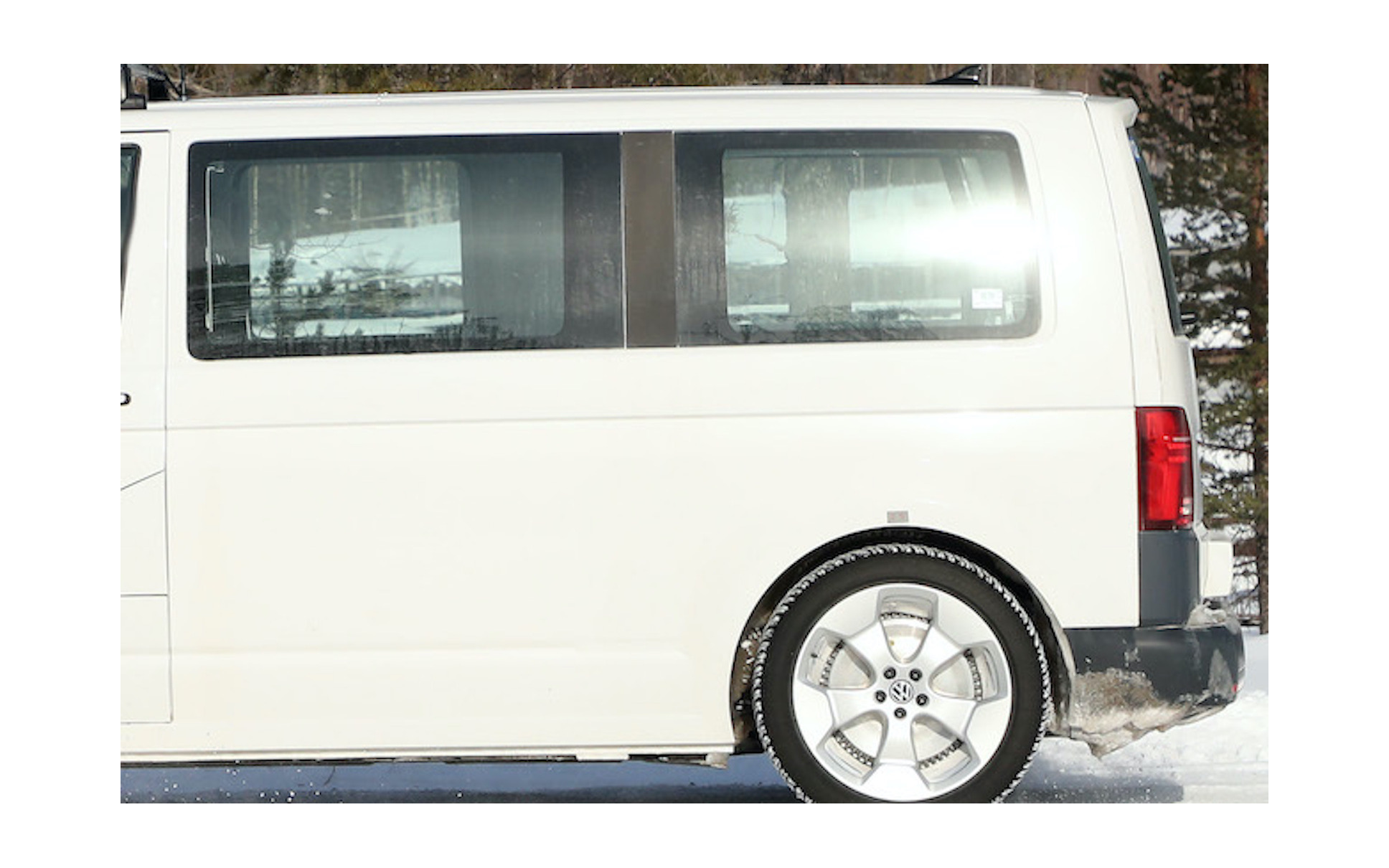 VW ID.Buzz ロングタイプの開発車両。ピラーの継ぎ目がボディの延長を示している（スクープ写真）