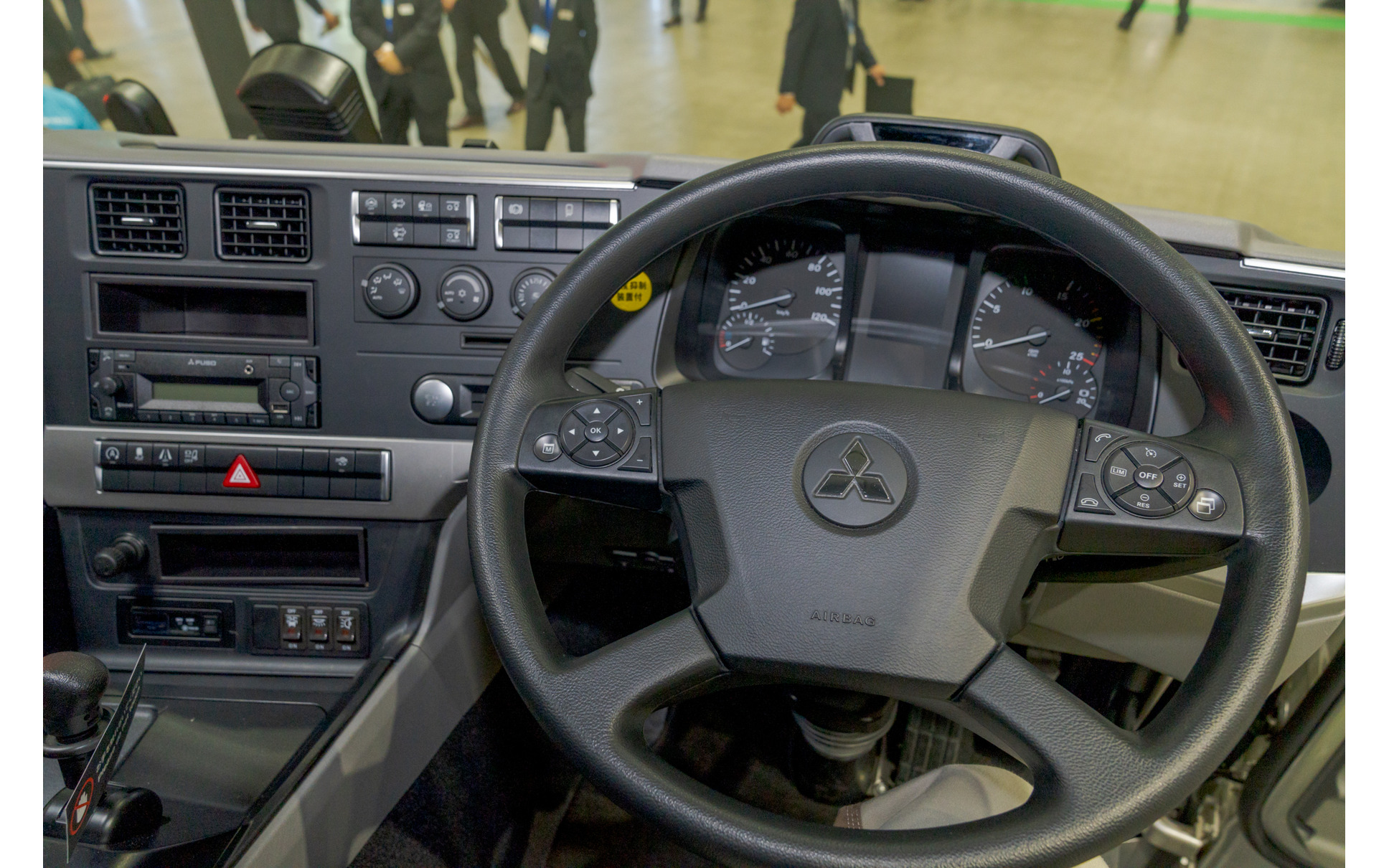 大型トラックでは初となる追従走行とレーンキープ 三菱ふそう ジャパントラックショー22 2枚目の写真 画像 レスポンス Response Jp 大型トラックでは初となる追従走行とレーンキープ 三菱ふそう ジャパントラックショー22 2枚目の写真 画像 レスポンス Response Jp