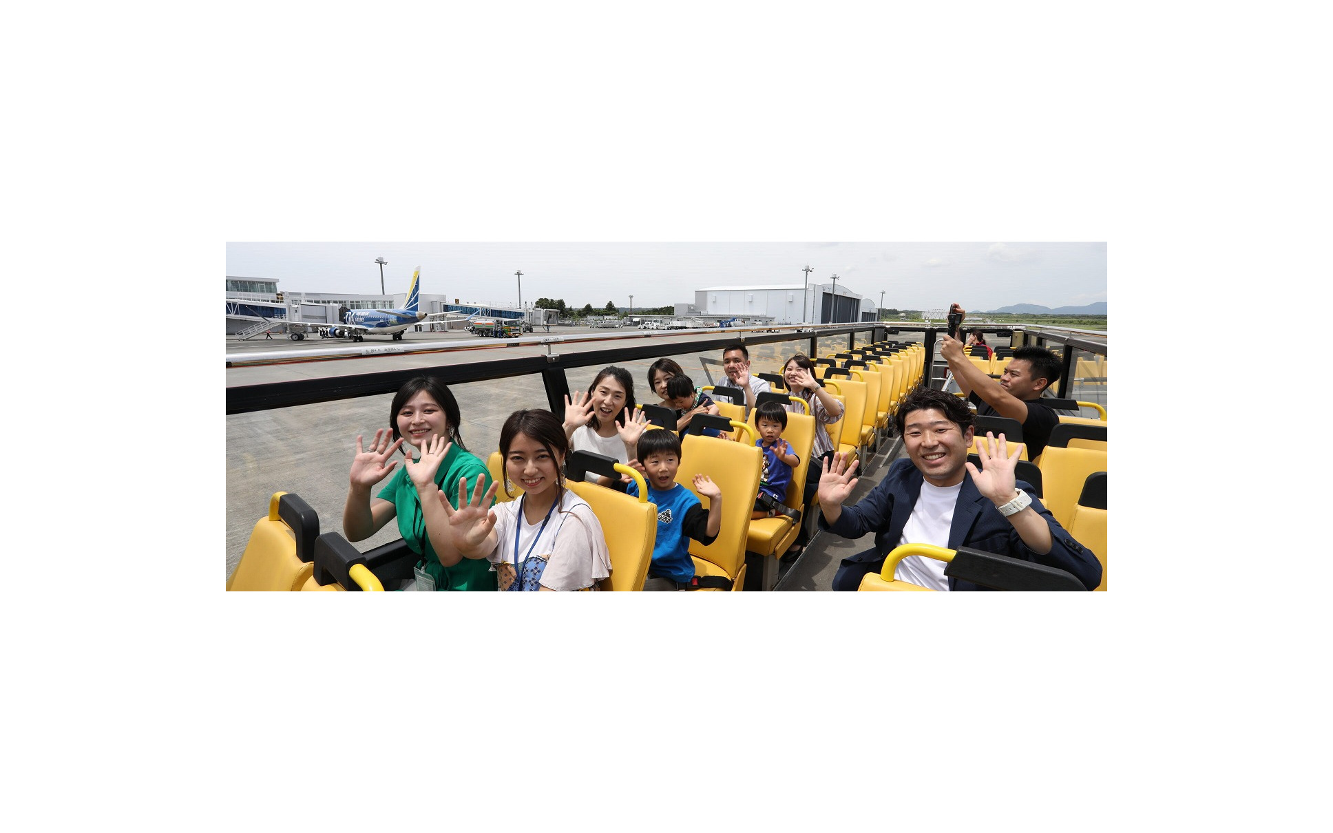2階建てのオープントップバス「SKY BUS」で富士山静岡空港の制限エリア内を走行
