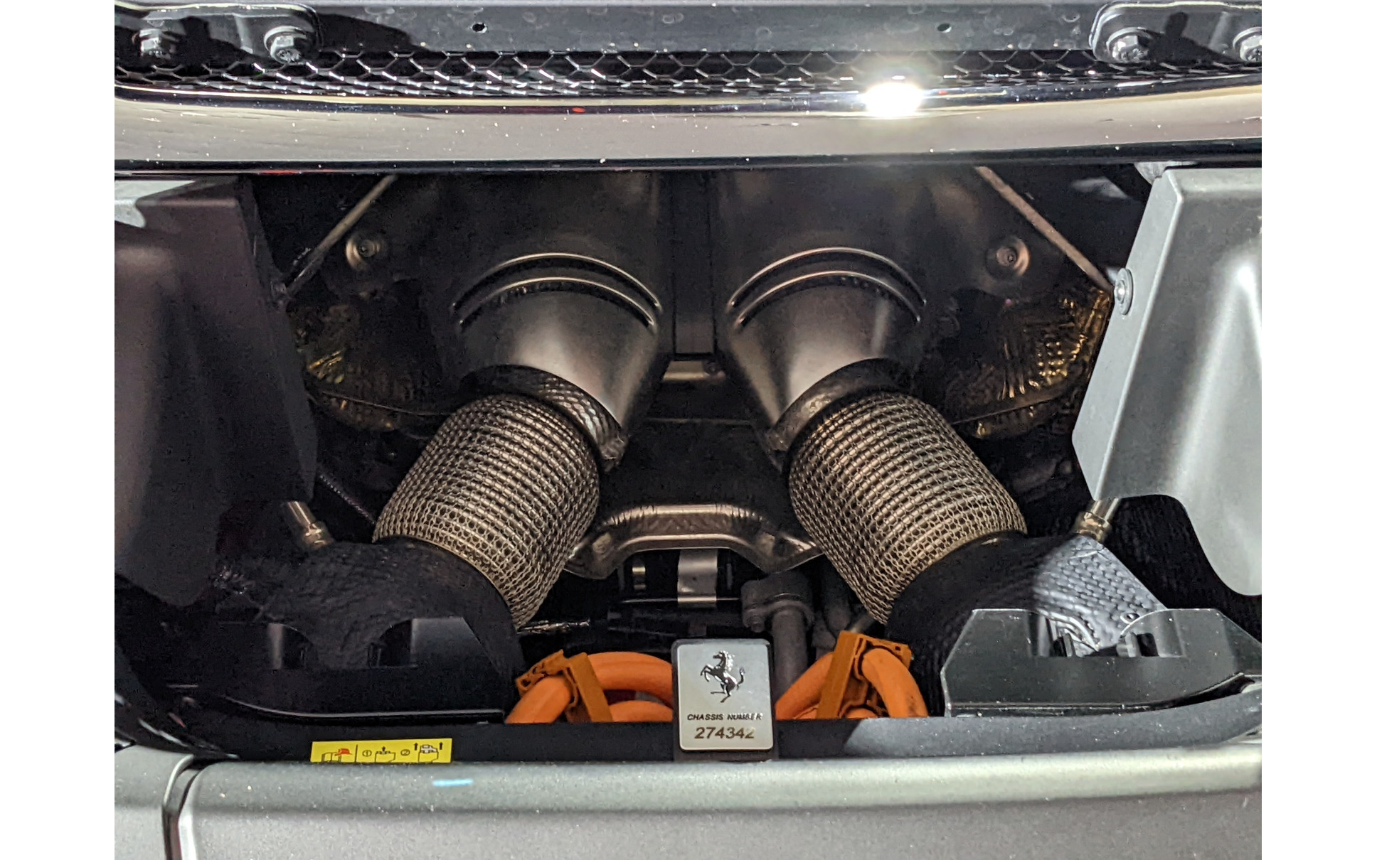 ボディから覗くフェラーリ296 GTSのV6エンジン