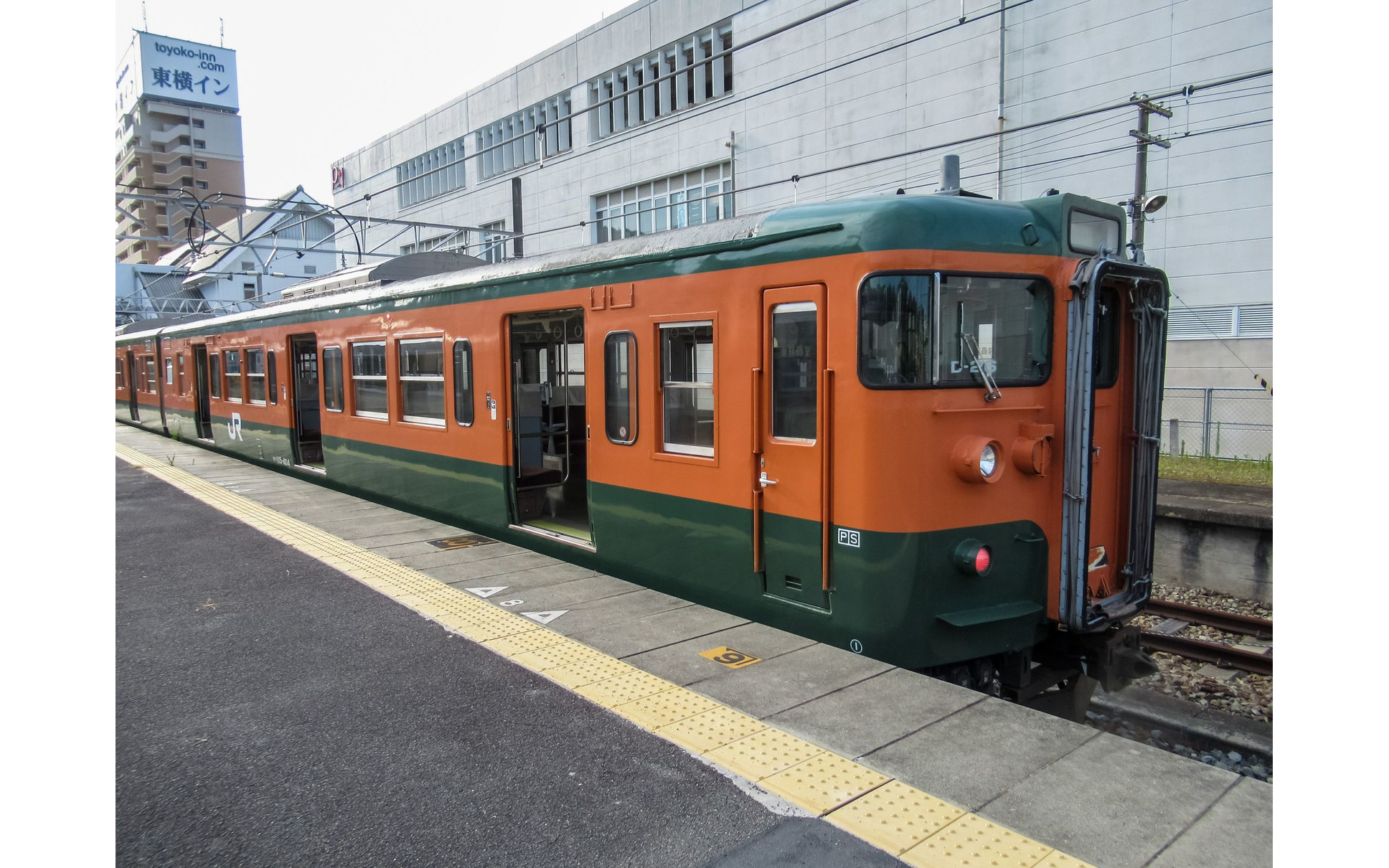 2017年に地域色から湘南色に塗り替えられた岡山電車区の115系300番台D26＋D27の6両編成。車内シート配列は国鉄時代のままとなっている。