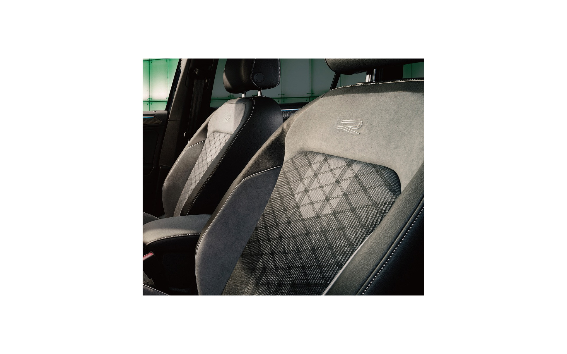 VW ティグアン TSI 4MOTION R-Line シート（グレー/チタンブラック/フリントグレー）