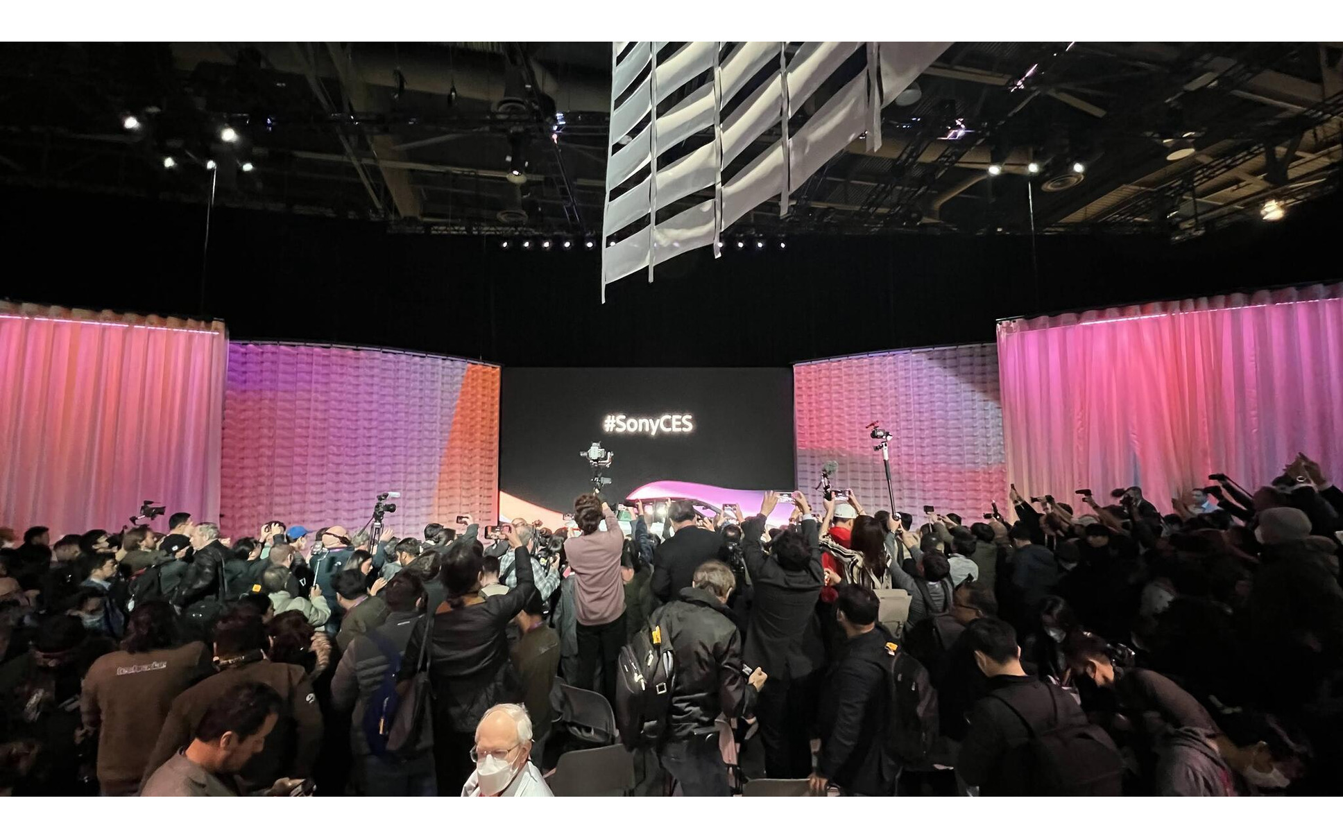 ソニーのプレスカンファレンスに集まった各国のメディア（CES 2023）