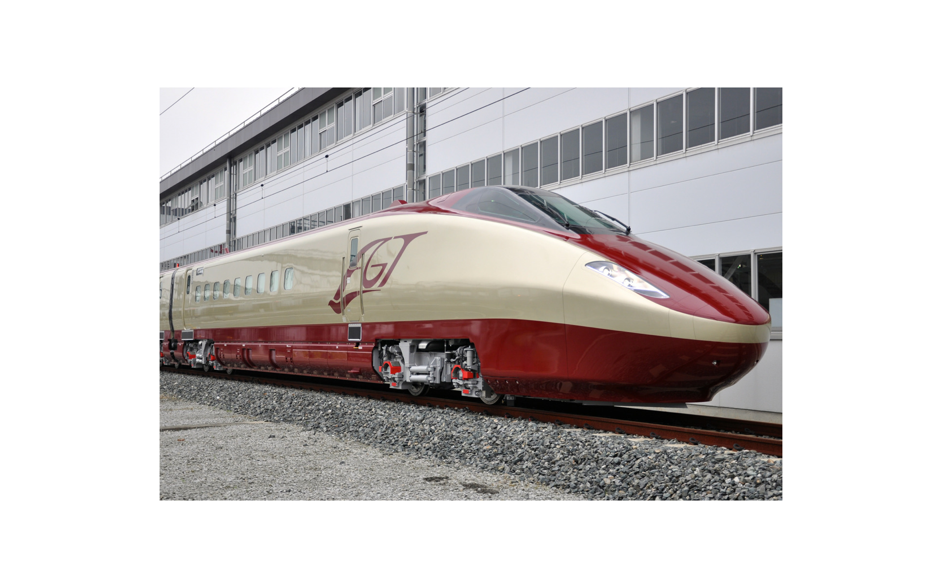 2014年に登場したフリーゲージトレインの最新試験車両FGT9001～9004。西九州新幹線（武雄温泉～長崎）と在来線との直通を視野に開発が進められていた。2018年7月に開発が断念されているが、佐賀県では低速走行を視野に入れた導入も選択肢に入れるべきとしている