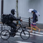 雨の日の自転車「カッパは傘より本当に安全？」意外な実験結果に【岩貞るみこの人道車医】