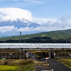 F1と新幹線が並走、バックは富士山！ レッドブルが『BAKUSOU』映像を公開