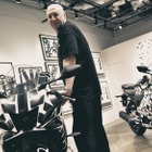 ヤマハのスポーツバイク『YZF-R7』と『YZF-R125』がエリック・ヘイズの手でアート作品に