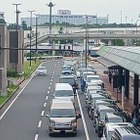 道路を一部封鎖、二重駐車の解消なるか…成田空港で試験開始