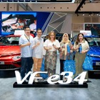 ビンファスト、電動SUV『VF e34』をモーターショーで納車　インドネシア初の顧客に