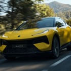 ロータスの603馬力電動SUV『エレトレ』がタクシーに、ウーバーが英国ライドシェアに限定導入