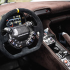 ダラーラの新型スポーツカー『ストラダーレ2025』、インテリアにアルカンターラ採用