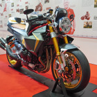 「乗れるアート」カワサキが輸入販売するイタリア車の新型『KB4RC』が公開…大阪モーターサイクルショー2025