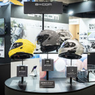 サイン・ハウスのインカム半端ないって！ ビルトインで超スマートな「B+COM SX1」に、バイクライフを豊かにするグッズを大量展示