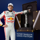 F1日本GP、フェルスタッペン選手に授与された優勝トロフィーは「ルイ・ヴィトン」の特製トランク入り