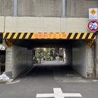 トヨタ ヴェルファイア は徐行せよ！ 桁下2.0mの低いガード…東武線・東向島～鐘ヶ淵