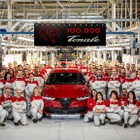 電動化時代のアルファロメオ、SUV『トナーレ』が生産10万台達成