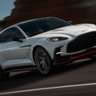 アストンマーティンのSUVがさらにパワーアップ！新型『DBX S』は727psへ、軽量化で走りが進化